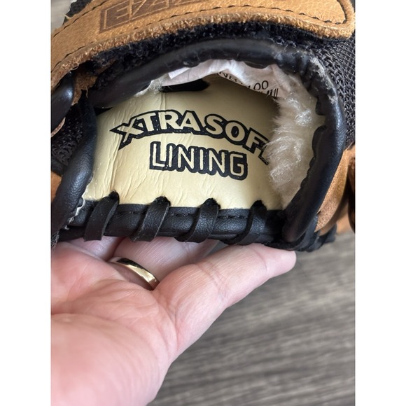 Louisville Slugger Genesis 1884 EZ LOC 11" Youth Baseball Glove - Picture 3 of 9